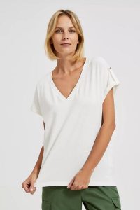 T-shirt z dekoltem w serek biały damski. Białe t-shirty MOODO, bez wzorów, bez kołnierzyka, bez ramiączek. W wyprzedaży za 27,49 zł.