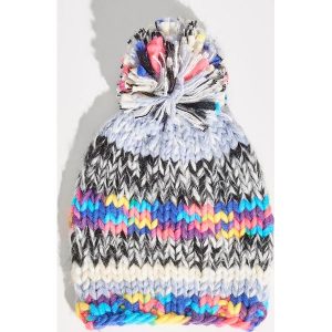 Kolorowa czapka z pomponem - Wielobarwn. Czapki marki Sinsay. W wyprzedaży za 19,99 zł.