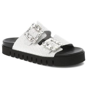 Klapki damskie Chebello, skórzane plecione z ozdobnymi klamrami na grubej podeszwie profilowane, białe, S390-4688. Białe klapki CheBello, bez wzorów, bez obcasa. Za 369,00 zł.