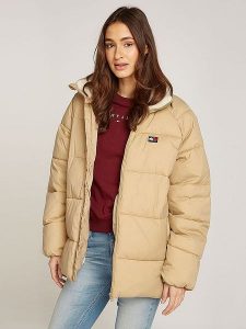 TOMMY JEANS Kurtka zimowa w kolorze beżowym rozmiar: M. Brązowe kurtki Tommy Jeans, na zimę, m, bez wzorów, z jeansu, bez kaptura. Za 386,53 zł.