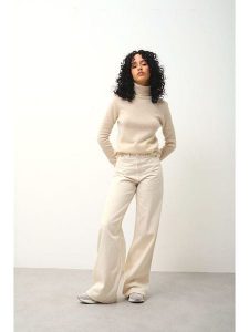 AUTHENTIC CASHMERE Kaszmirowy golf "Bise" w kolorze kremowym rozmiar: S. Brązowe golfy AUTHENTIC CASHMERE, bez wzorów, z kaszmiru. Za 407,45 zł.