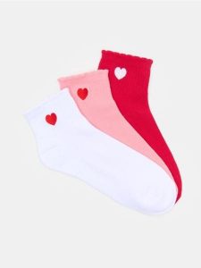 Skarpetki z haftem w kształcie serca 3 pack - wielobarwny. Skarpetki Sinsay, bez wzorów. Za 12,99 zł.