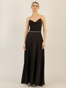 APART Sukienka w kolorze czarnym rozmiar: 36. Czarne sukienki Apart, bez wzorów, z satyny, bez kołnierzyka, bez ramiączek, maxi. Za 282,99 zł.