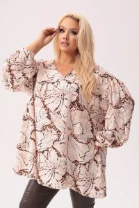 Oversize'owa tunika Amalia - subtelna elegancja w odcieniach beżu z nutą natury PLUS SIZE XXL JESIEŃ. Tuniki Moda Size Plus Iwanek, na co dzień, na jesień, plus size, bez wzorów, z elastanu, eleganckie, bez kołnierzyka, plus size, bez ramiączek. Za 239,90 zł.