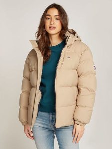 TOMMY JEANS Kurtka zimowa w kolorze beżowym rozmiar: XXL. Brązowe kurtki Tommy Jeans, na zimę, xxl, bez wzorów, z jeansu, bez kaptura. Za 483,17 zł.