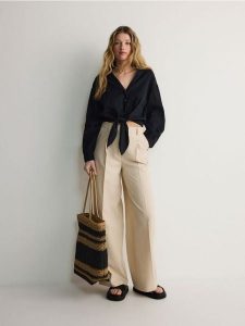 Koszula z tkaniny ramia - czarny. Czarne koszule Reserved, l, bez wzorów, z bawełny, bez kołnierzyka, bez ramiączek. W wyprzedaży za 45,99 zł.