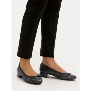 Czółenka Steve Madden. Czarne czółenka Steve Madden, bez wzorów, bez obcasa, bez zapięcia. Za 241,99 zł.