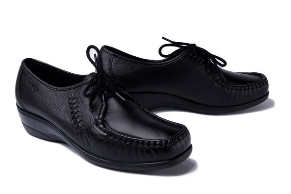 SOLO 065 SZ czarny 2, półbuty mokasyny damskie sznurowane. Czarne półbuty Solo, bez wzorów, ze skóry, bez obcasa, na obcasie, bez zapięcia. Za 244,90 zł.