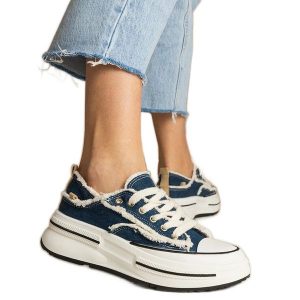 Niebieskie damskie trampki na wysokiej podeszwie. Niebieskie trampki bez wzorów, z denimu, bez zapięcia. Za 87,72 zł.