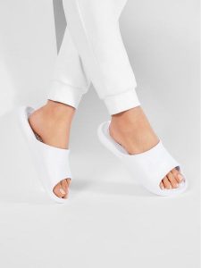 Nike Klapki Victori One Shwer Slide CZ7836 100 Biały. Białe kalosze Nike, bez wzorów, z tworzywa sztucznego. Za 119,00 zł.