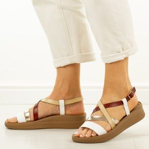 Sandały Wh damskie Filippo Ds7904/26. Białe sandały Filippo, bez wzorów, z jeansu, bez obcasa, na platformie, bez zapięcia. Za 139,00 zł.