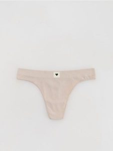 Majtki typu stringi - beżowy. Brązowe stringi Reserved, bez wzorów. Za 29,99 zł.