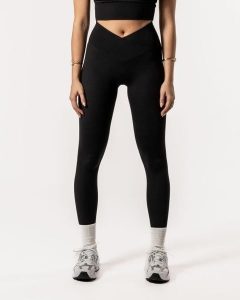 Damskie legginsy z kopertowym wysokim stanem, bez przedniego szwu – czarny. Czarne legginsy AESTHETIC WOLF, bez wzorów, z materiału, z podwyższonym stanem, długie. Za 269,99 zł.