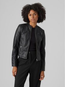 Vero Moda Kurtka z imitacji skóry Favodona 10288555 Czarny Regular Fit. Czarne kurtki Vero Moda, m, bez wzorów, ze skóry, bez kaptura. Za 189,99 zł.