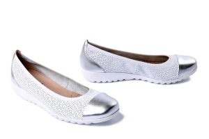 CAPRICE 22103-42 183 white/silver, baleriny damskie. Białe balerinki Caprice, bez wzorów, bez obcasa, bez zapięcia. Za 209,93 zł.