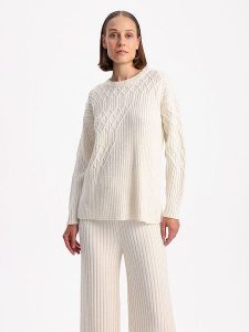 BGN Sweter w kolorze kremowym rozmiar: 40. Brązowe swetry oversize BGN, bez wzorów, ze splotem, bez ramiączek. Za 118,56 zł.