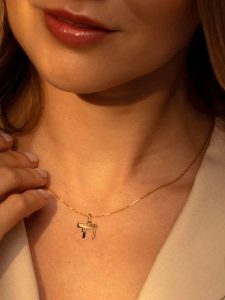 OR ÉCLAT Złota zawieszka "Hai" rozmiar: onesize. Żółte zawieszki OR ÉCLAT, złote. Za 260,99 zł.