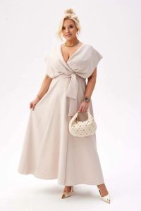 Elegancka beżowa sukienka Flavia na wesele PLUS SIZE XXL. Brązowe sukienki Moda Size Plus Iwanek, na imprezę, plus size, bez wzorów, z elastanu, eleganckie, bez kołnierzyka, plus size, bez ramiączek, mini, kopertowe. Za 429,90 zł.