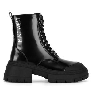 Botki Nine West. Czarne botki Nine West, bez wzorów, bez obcasa, na płaskiej podeszwie, bez zapięcia. Za 279,99 zł.
