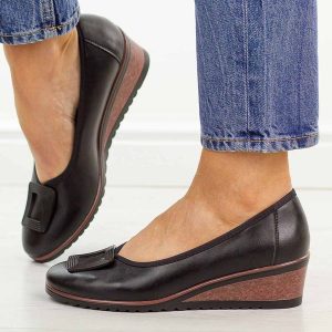 Czarne czółenka damskie na koturnie Potocki 12791. Czarne czółenka POTOCKI, z aplikacjami, z materiału, z okrągłym noskiem, bez obcasa, na koturnie, bez zapięcia. Za 189,00 zł.