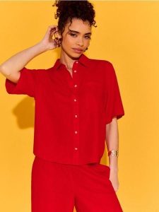 Wiskozowa koszula z krótkim rękawem z domieszką lnu - pomarańczowy. Brązowe koszule Sinsay, l, bez wzorów, z wiskozy, bez kołnierzyka, bez ramiączek. Za 39,99 zł.