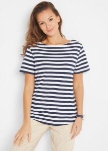 T-shirt z dekoltem w łódkę. Białe t-shirty bonprix, bez wzorów, z elastanu, bez kołnierzyka, bez ramiączek. Za 59,99 zł.