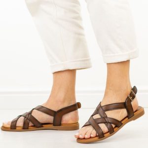 Brązowe skórzane płaskie sandały damskie Cambell 19393. Brązowe sandały Cambell, bez wzorów, z jeansu, bez obcasa, na płaskiej podeszwie, bez zapięcia. Za 219,00 zł.