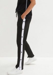 Spodnie dresowe z napami, szybko schnące. Czarne spodnie dresowe bonprix, bez wzorów, z dresówki. Za 149,99 zł.