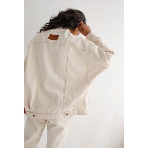 Kurtka jeansowa oversize w kolorze beżowym - BOWIE BEIGE DENIM JACKET. Brązowe kurtki Marsala, bez wzorów, z denimu, bez kaptura. Za 499,90 zł.