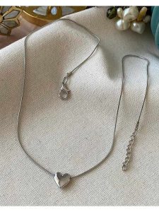 Luseera Pozłacany naszyjnik z elementem ozdobnym - dł. 45 cm rozmiar: onesize. Szare naszyjniki Luseera, pozłacane. Za 34,99 zł.