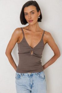 TOP GIGI KAKAO L - Flawless. Topy Flawless, l, bez wzorów, z bawełny, eleganckie, bez kołnierzyka, bez ramiączek. Za 133,60 zł.