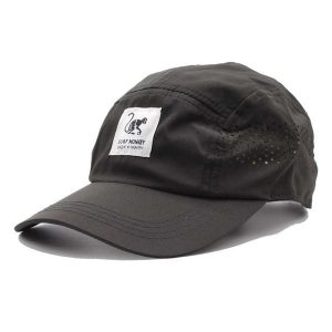Czapka Sportowa – Bieganie – Szybkoschnąca (Czarny). Czarne czapki SURF MONKEY, bez wzorów, z materiału, sportowe. Za 135,96 zł.