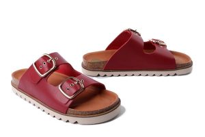 DR. BRINKMANN 700680-04 rot, klapki damskie. Czerwone klapki Dr. Brinkmann, bez wzorów, ze skóry, bez obcasa. Za 276,43 zł.