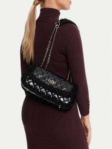 Guess Torebka Cristi HWTG81 39210 Czarny. Czarne torebki klasyczne Guess, z aplikacjami, ze skóry, bez dodatków. Za 339,99 zł.