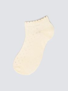 Stopki damskie z ozdobną falbanką z wiskozy białe Casandra 100. Białe skarpetki Big Star, w ażurowe wzory, z wiskozy. Za 19,99 zł.