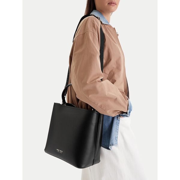 Torebka Nine West. Czarne torebki klasyczne Nine West, z aplikacjami, bez dodatków. Za 199,99 zł.