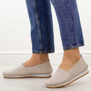 Beżowe skórzane półbuty damskie S.Barski 7051. Brązowe półbuty S.BARSKI, na jesień, bez wzorów, z jeansu, bez obcasa, na płaskiej podeszwie, bez zapięcia. Za 219,00 zł.