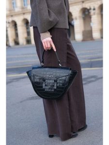 Maison héritage PARIS Skórzana torebka "Mini Votti" w kolorze czarnym - 20 x 20 x 8 cm rozmiar: onesize. Czarne torebki klasyczne Maison héritage PARIS, bez wzorów, z materiału, przez ramię, bez dodatków. Za 326,99 zł.