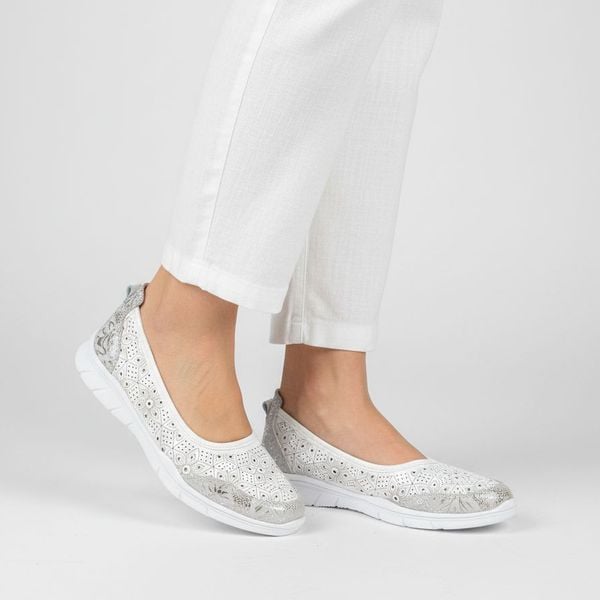 Półbuty damskie S.Barski, cholewka skóra naturalna perforowana z metalicznym wykończeniem fason wsuwany niski krój zaokrąglony nosek, elastyczna kons. Białe półbuty S.BARSKI, na lato, w ażurowe wzory, z jeansu, bez obcasa, na płaskiej podeszwie, bez zapięcia. Za 125,90 zł.