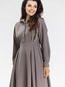 Sukienka Model A668 Taupe - awama. Szare sukienki Awama, do pracy, l, bez wzorów, z elastanu, biznesowe, bez kołnierzyka, plus size, bez ramiączek, midi, koszulowe. Za 398,95 zł.