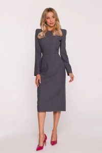 Elegancka sukienka ołówkowa z poduszkami na ramionach szara. Szare sukienki Stylove, do pracy, m, bez wzorów, z elastanu, biznesowe, bez kołnierzyka, bez ramiączek, midi, dopasowane. Za 449,00 zł.