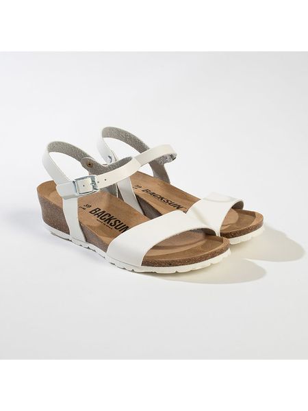 BACKSUN Skórzane sandały w kolorze białym na koturnie rozmiar: 39. Białe sandały Backsun, bez wzorów, z materiału, z otwartym noskiem, bez obcasa, na koturnie, bez zapięcia. Za 167,67 zł.