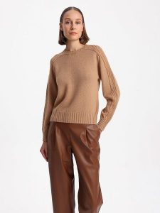 BGN Sweter w kolorze jasnobrązowym rozmiar: 40. Brązowe swetry oversize BGN, bez wzorów, ze splotem, bez ramiączek. Za 114,44 zł.