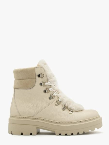 Beżowe ocieplane trzewiki. Brązowe botki Ryłko, bez wzorów, ze skóry, z okrągłym noskiem, bez obcasa, bez zapięcia. W wyprzedaży za 249,99 zł.