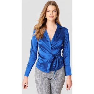 Boohoo Kopertowa koszula - Blue. Niebieskie koszule marki Boohoo, z poliesteru, z kopertowym dekoltem. W wyprzedaży za 30,29 zł.