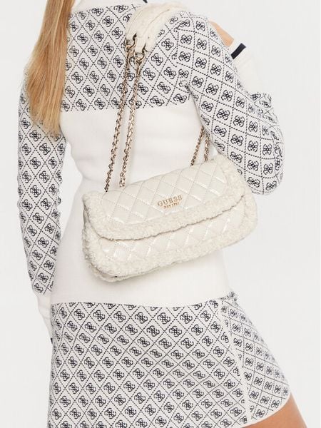 Guess Torebka Cristi HWTG81 39210 Écru. Białe torebki klasyczne Guess, z aplikacjami, ze skóry, bez dodatków. Za 350,99 zł.