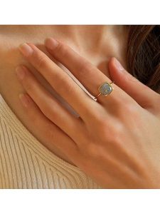 Les Petites Précieuses Pozłacany pierścionek z labradorytem rozmiar: 58. Żółte pierścionki Les Petites Précieuses, z labradorytem, pozłacane. Za 104,99 zł.