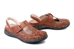 RIEKER 46397-22 brown, sandały damskie. Brązowe sandały Rieker, w ażurowe wzory, bez obcasa, bez zapięcia. Za 349,90 zł.