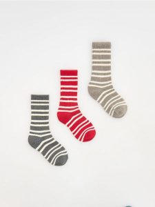 Skarpetki z domieszką wełny 3 pack - szary. Szare skarpetki Reserved, bez wzorów, z wełny. W wyprzedaży za 15,99 zł.