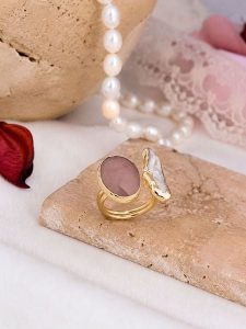 L'Atelier de Gaia Pozłacany pierścionek z kwarcem i masą perłową rozmiar: onesize. Różowe pierścionki L'Atelier de Gaia, z kwarcem, pozłacane. Za 38,95 zł.